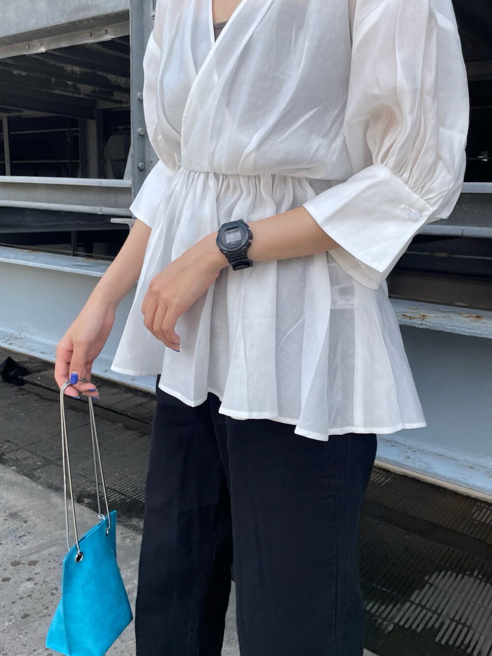 ブラウン系のキャミソール、ブラック系のデニムパンツ、ホワイト系のシャツ/ブラウスを着用したレディースの夏コーディネートの4枚目の写真