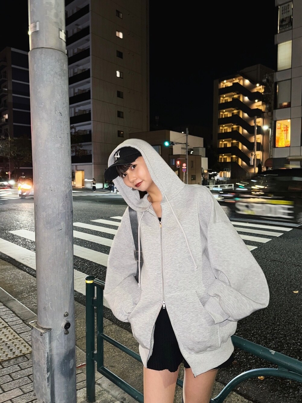 ブラック系のその他パンツ、ブラック系のブーツを着用したレディースの冬コーディネートの4枚目の写真