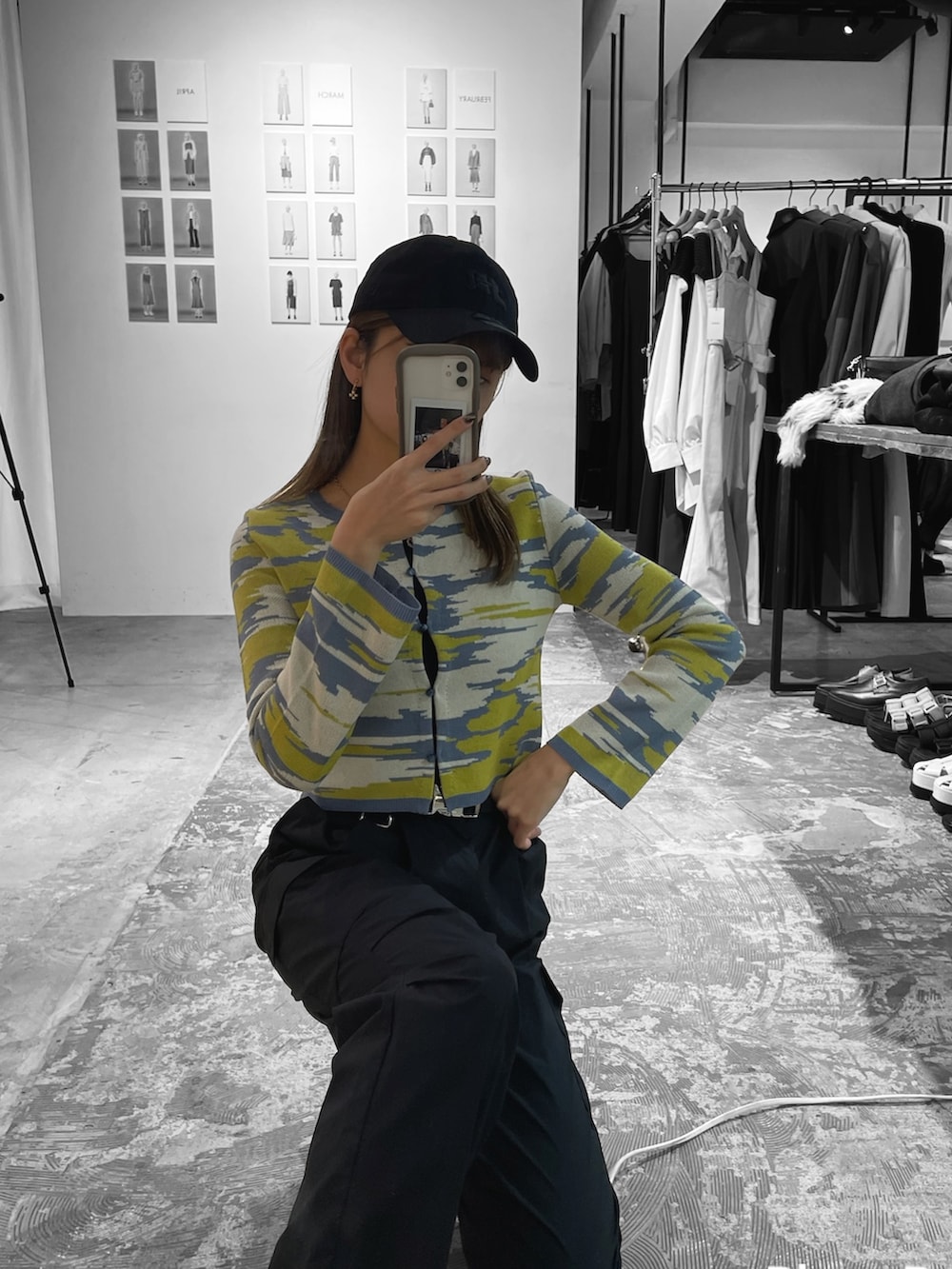 イエロー系のカーディガン/ボレロ、ホワイト系のハンドバッグ、ブラック系のカーゴパンツを着用したレディースの冬コーディネートの3枚目の写真