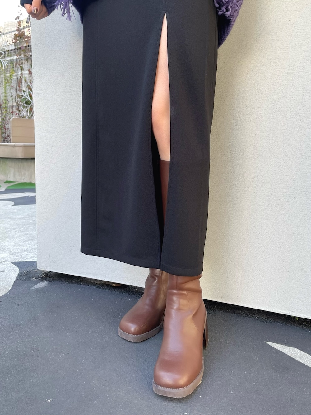 パープル系のカーディガン/ボレロ、ブラック系のニット/セーター、ブラック系のスカートを着用したレディースの冬コーディネートの7枚目の写真
