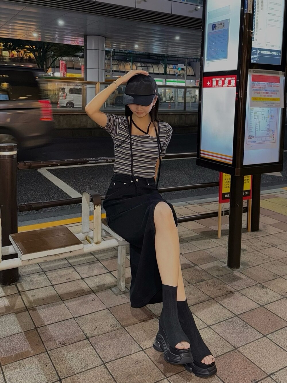 その他のTシャツ/カットソー、ブラック系のデニムスカート、ブラック系のキャップを着用したレディースの夏コーディネートの2枚目の写真