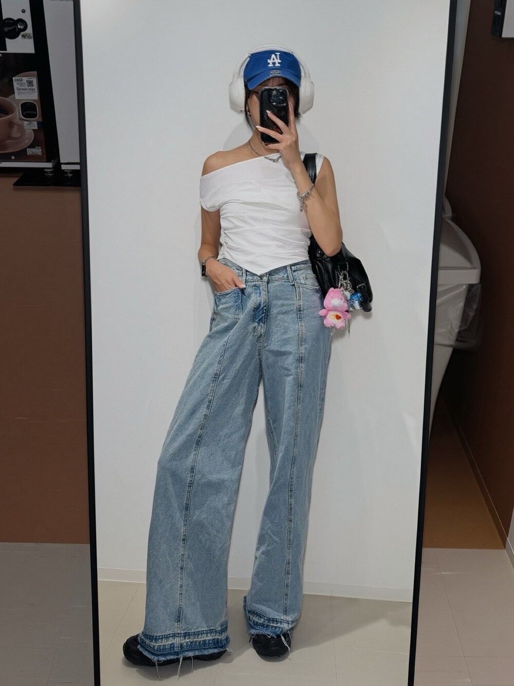 ホワイト系のTシャツ/カットソー、その他のデニムパンツを着用したレディースの夏コーディネートの2枚目の写真