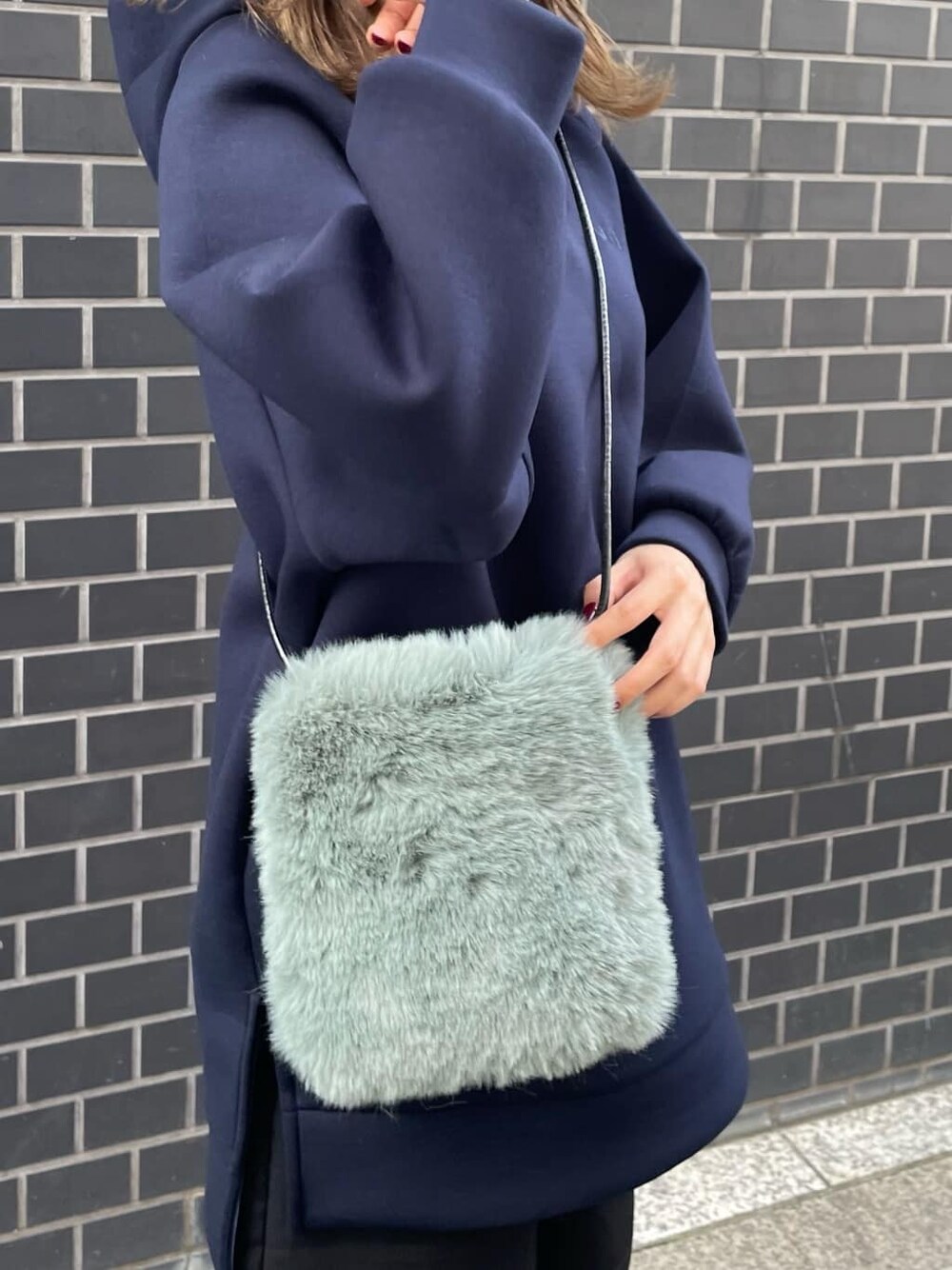 ホワイト系のブーツ、ベージュ系のショルダーバッグ、ブルー系のパーカーを着用したレディースの秋コーディネートの8枚目の写真