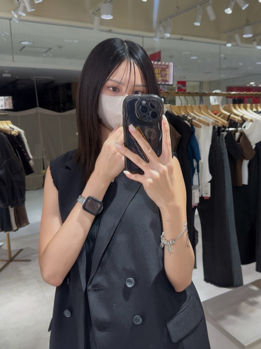 ブラック系のベスト、ブラック系のその他パンツを着用したレディースの夏コーディネートの4枚目の写真