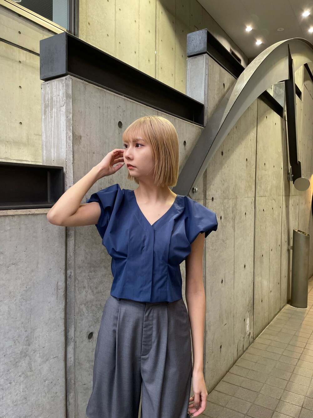 グレー系のその他パンツ、ブルー系のシャツ/ブラウスを着用したレディースの冬コーディネートの4枚目の写真