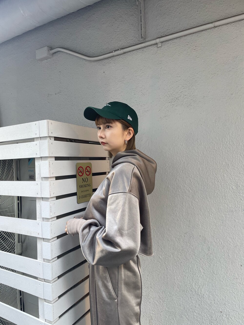 ブラウン系のTシャツ/カットソー、ブラウン系のその他パンツ、グリーン系のキャップを着用したレディースの冬コーディネートの4枚目の写真