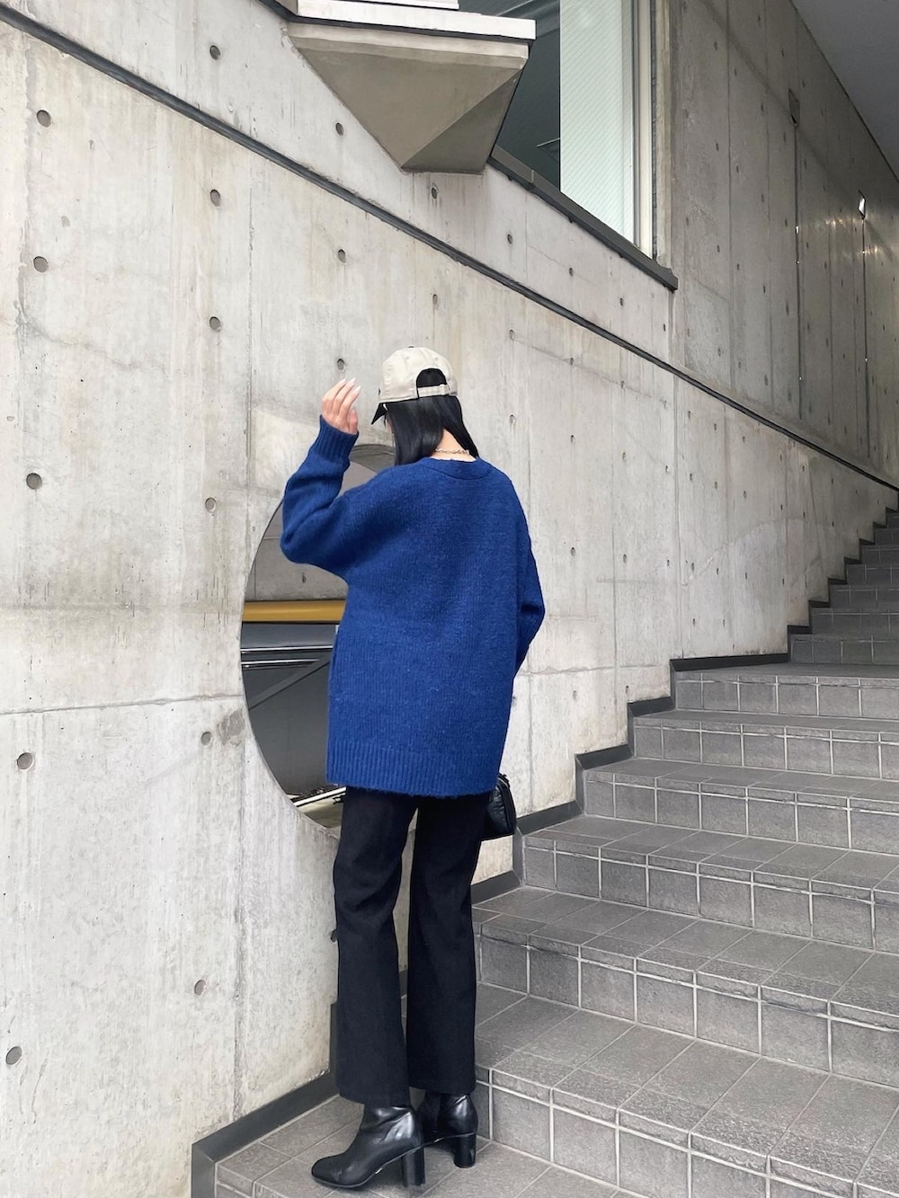 ブルー系のカーディガン/ボレロ、ブラック系のブーツ、ブラック系のその他パンツを着用したレディースの秋コーディネートの3枚目の写真