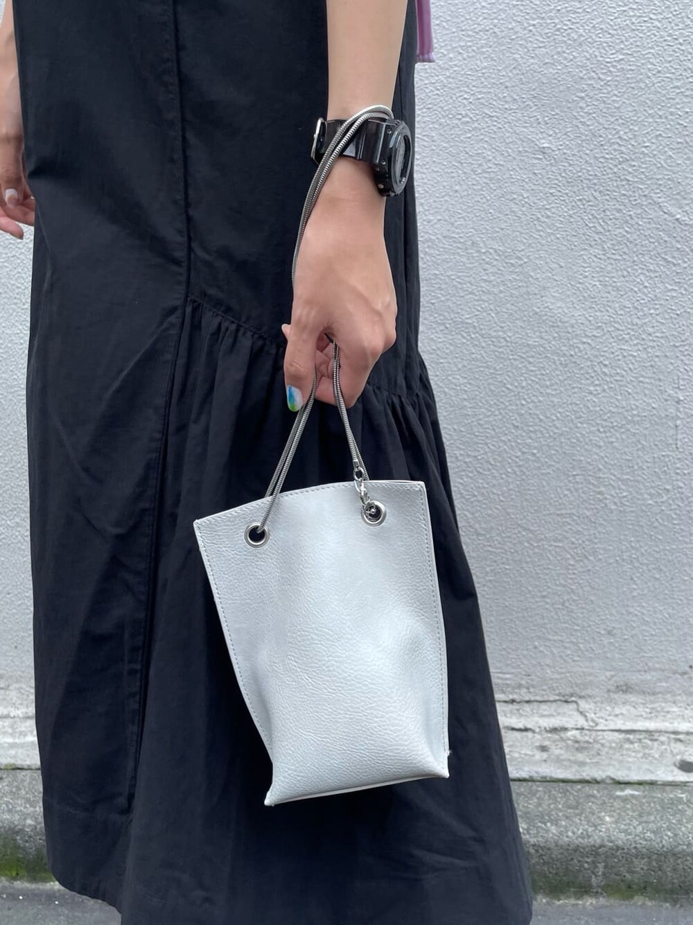 ブラック系のワンピース、ブラック系のサンダル、ピンク系のシャツ/ブラウスを着用したレディースの夏コーディネートの6枚目の写真