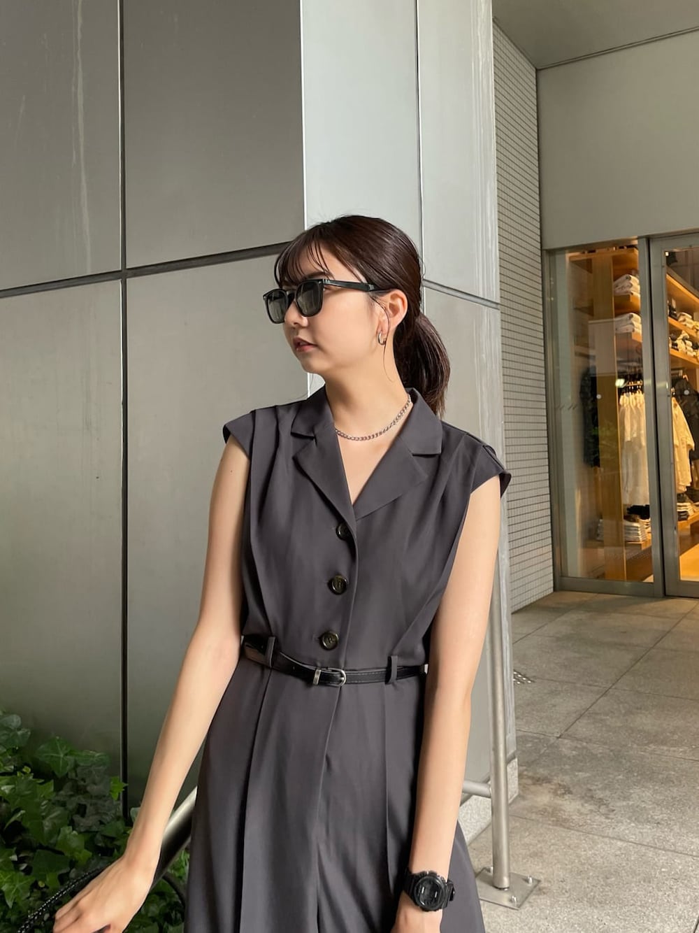 ブラック系のサンダル、グレー系のつなぎ/オールインワン、ブルー系のショルダーバッグを着用したレディースの夏コーディネートの3枚目の写真