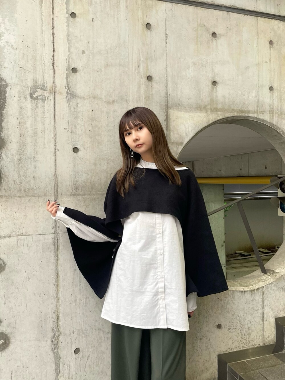 ブラック系のワンピース、グリーン系のスラックス、ブラック系のブーツを着用したレディースの夏コーディネートの2枚目の写真