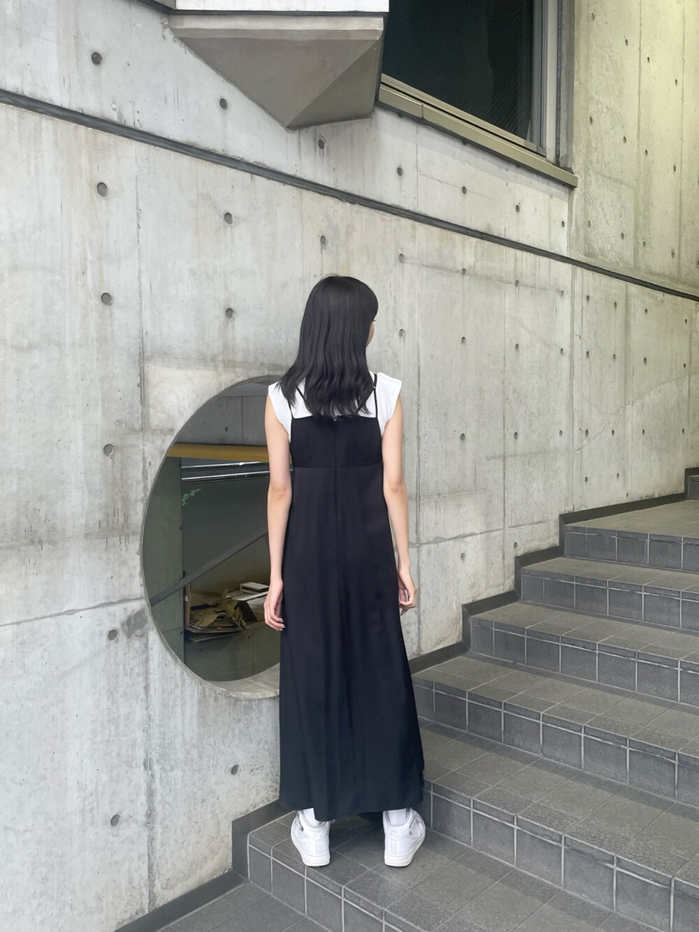ブラック系のワンピースを着用したレディースの春コーディネートの3枚目の写真