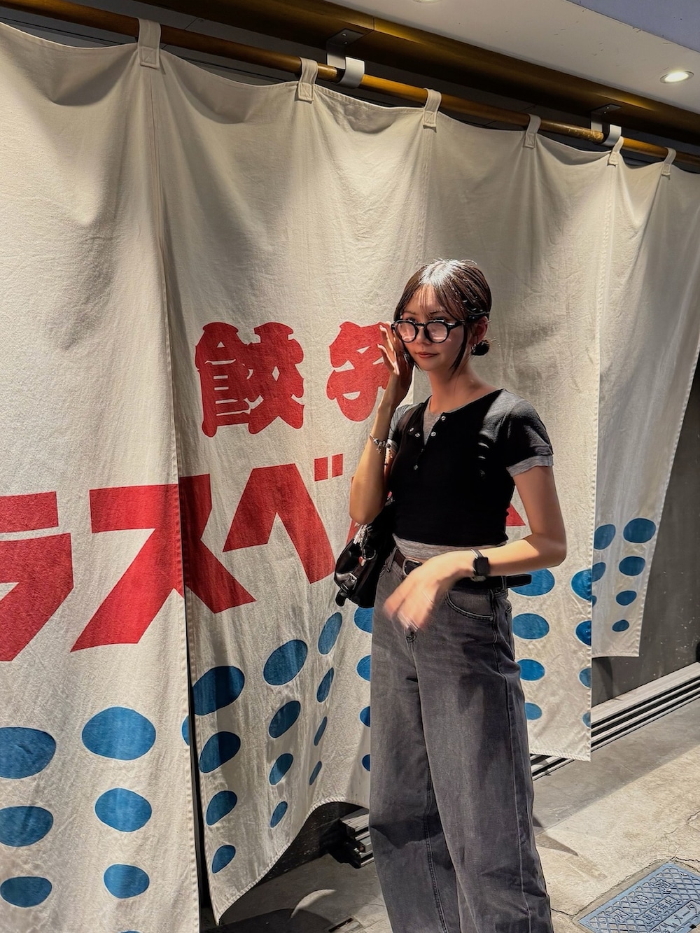 ブラック系のTシャツ/カットソーを着用したレディースの夏コーディネートの2枚目の写真