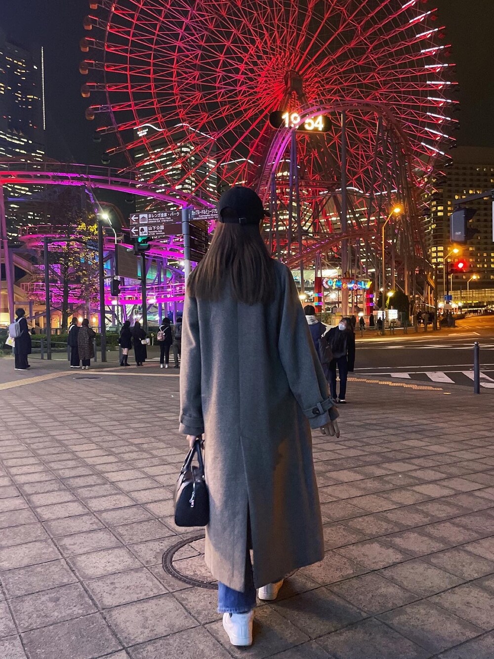 ブラウン系のチェスターコートを着用したレディースの冬コーディネートの3枚目の写真