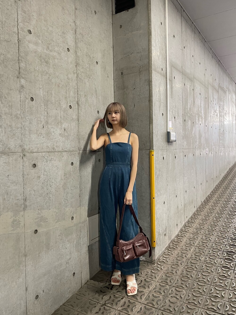 ブルー系のつなぎ/オールインワンを着用したレディースの冬コーディネートの4枚目の写真