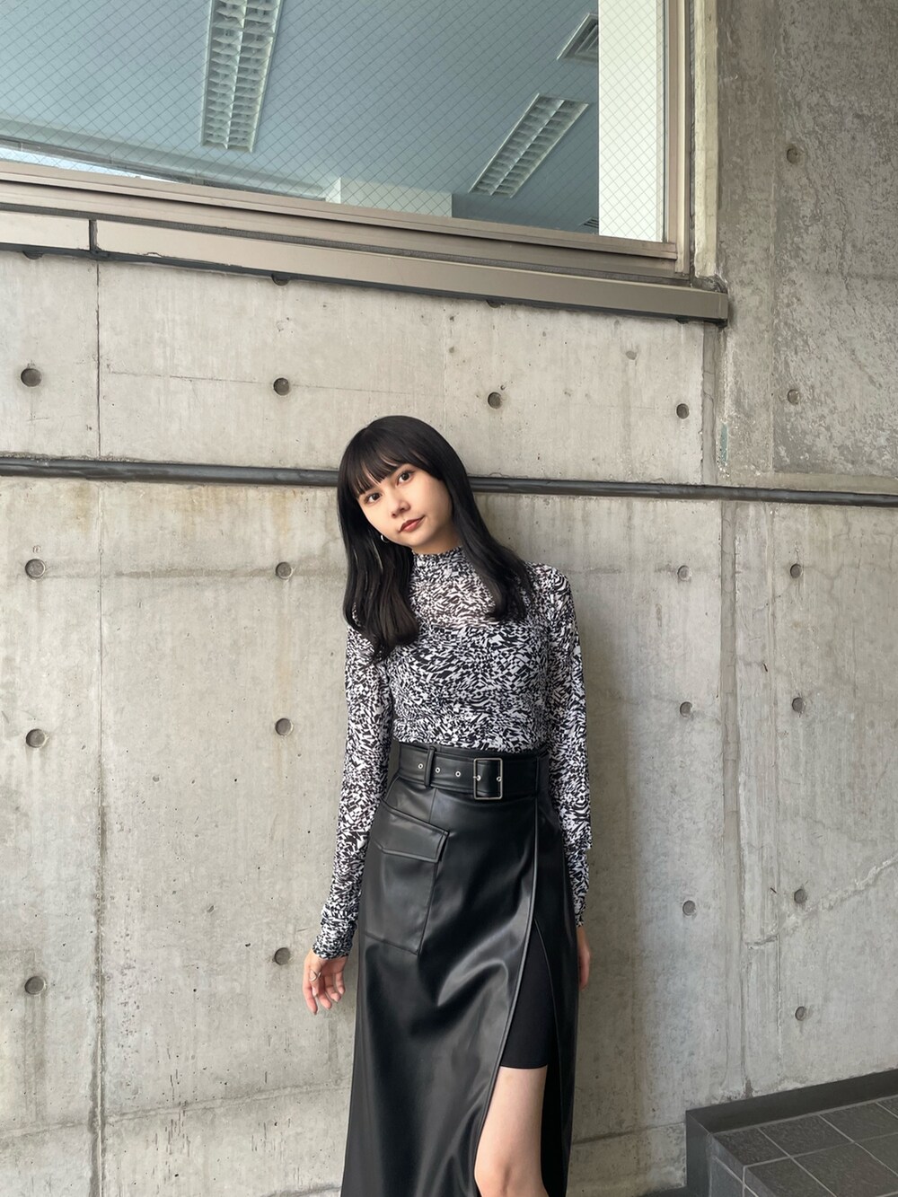 ホワイト系のTシャツ/カットソー、ブラック系のスカートを着用したレディースの夏コーディネートの6枚目の写真