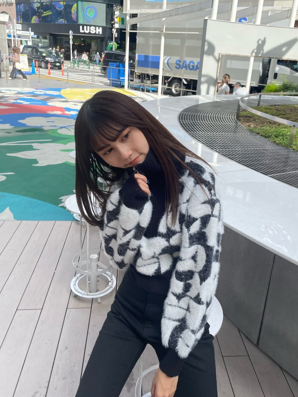 ブラック系のニット/セーターを着用したレディースの秋コーディネートの2枚目の写真