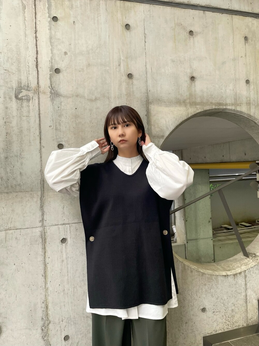 ブラック系のワンピース、グリーン系のスラックス、ブラック系のブーツを着用したレディースの夏コーディネートの6枚目の写真