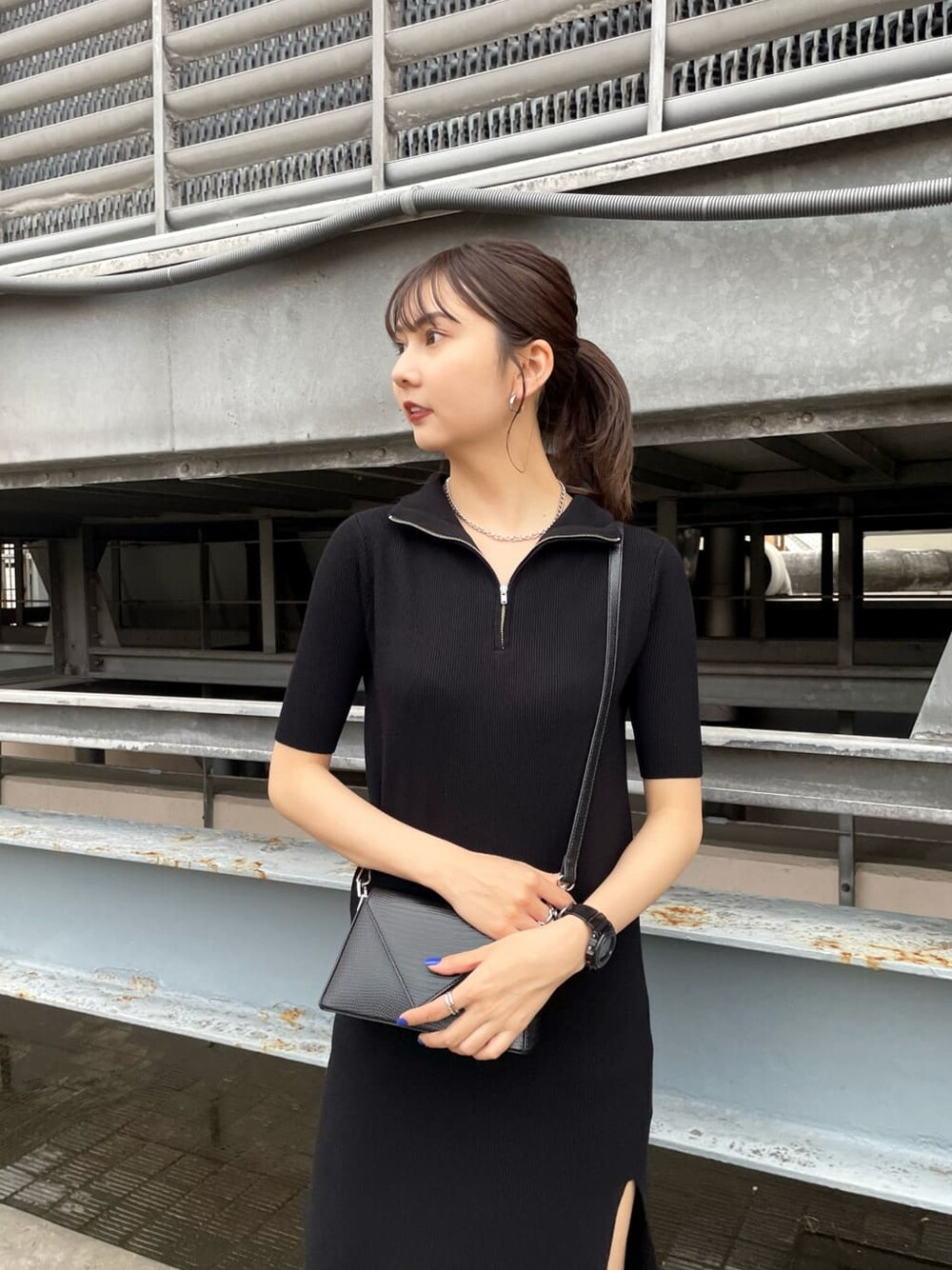 ブラック系のショルダーバッグ、その他のサンダル、ブラック系のワンピースを着用したレディースの春コーディネートの2枚目の写真