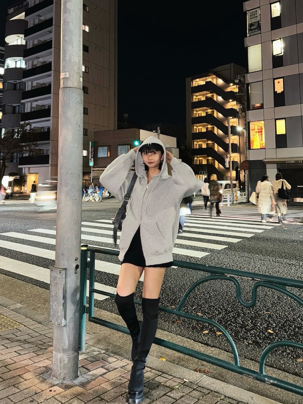 ブラック系のその他パンツ、ブラック系のブーツを着用したレディースの冬コーディネートの3枚目の写真