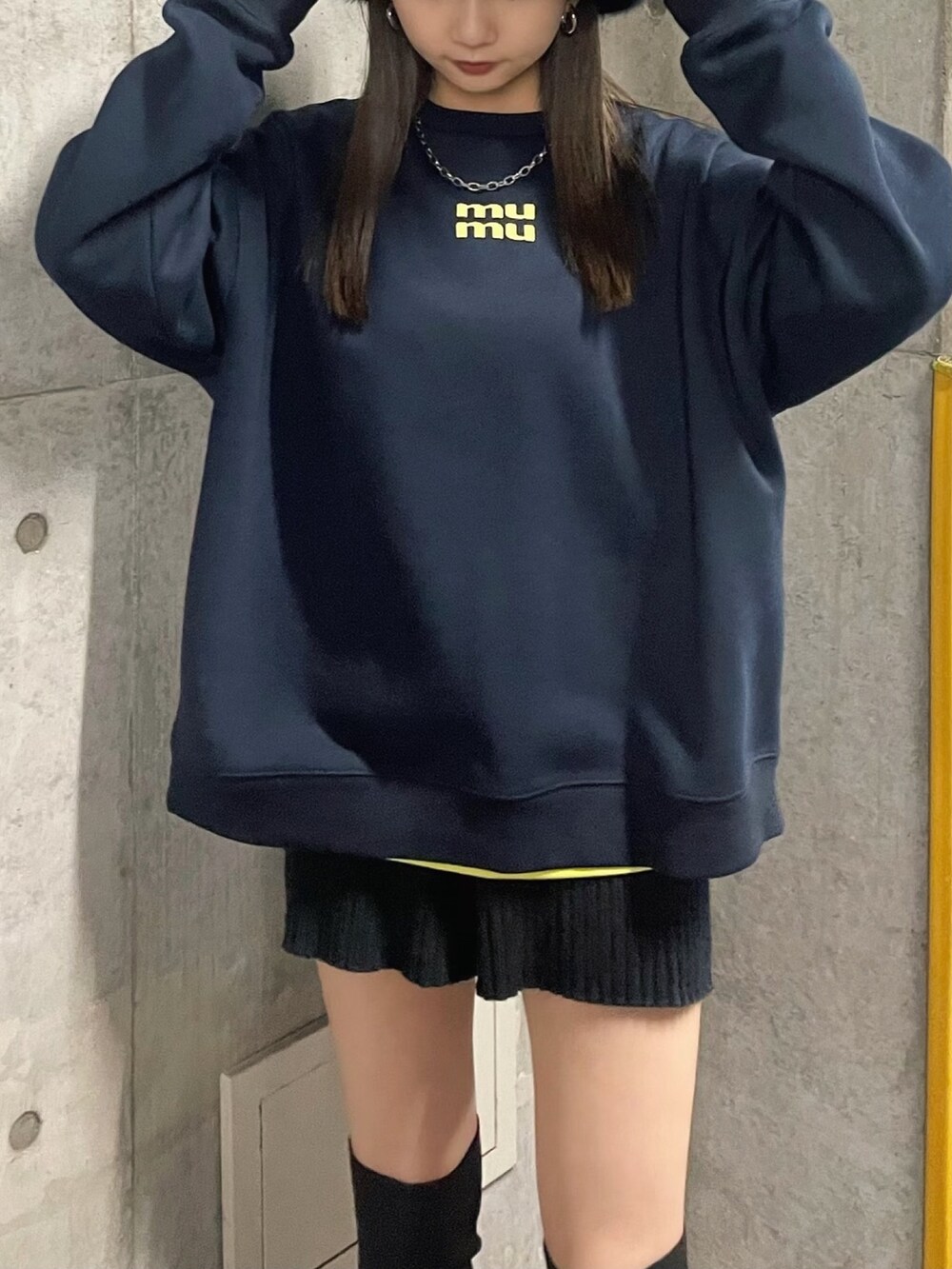 ブルー系のスウェット、イエロー系のTシャツ/カットソー、ブラック系のブーツを着用したレディースの秋コーディネートの3枚目の写真