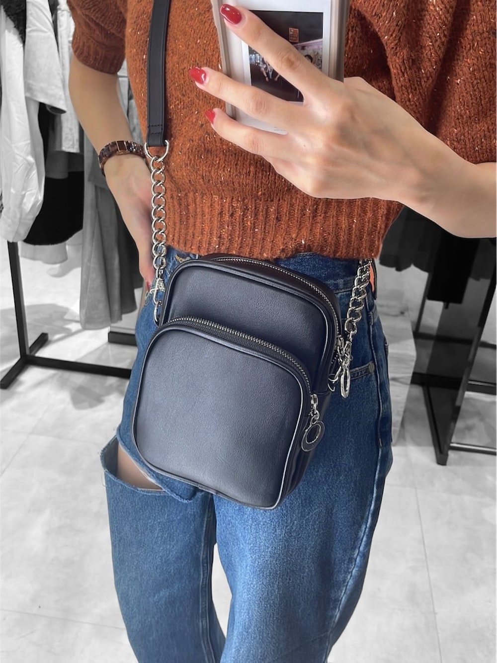 ブルー系のデニムパンツ、ブルー系のデニムパンツ、ブラウン系のニット/セーターを着用したレディースの秋コーディネートの5枚目の写真