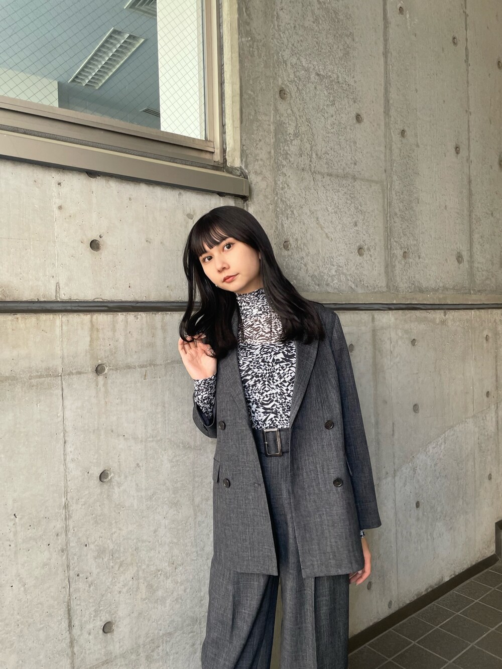 グレー系のテーラードジャケット、グレー系のスラックス、ホワイト系のTシャツ/カットソーを着用したレディースの夏コーディネートの4枚目の写真