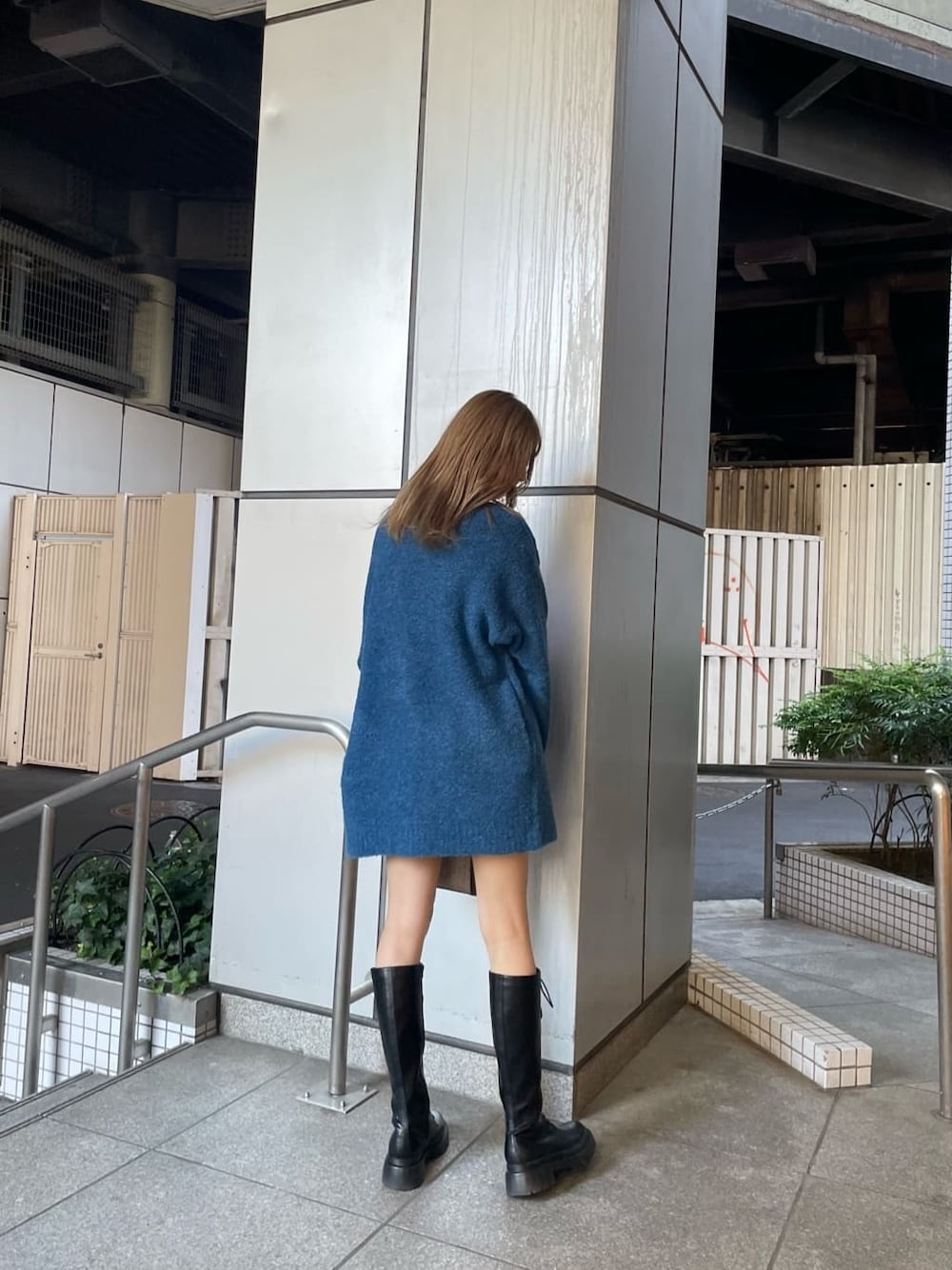 ホワイト系のTシャツ/カットソー、ブラウン系のスカート、ブルー系のカーディガン/ボレロを着用したレディースの秋コーディネートの4枚目の写真