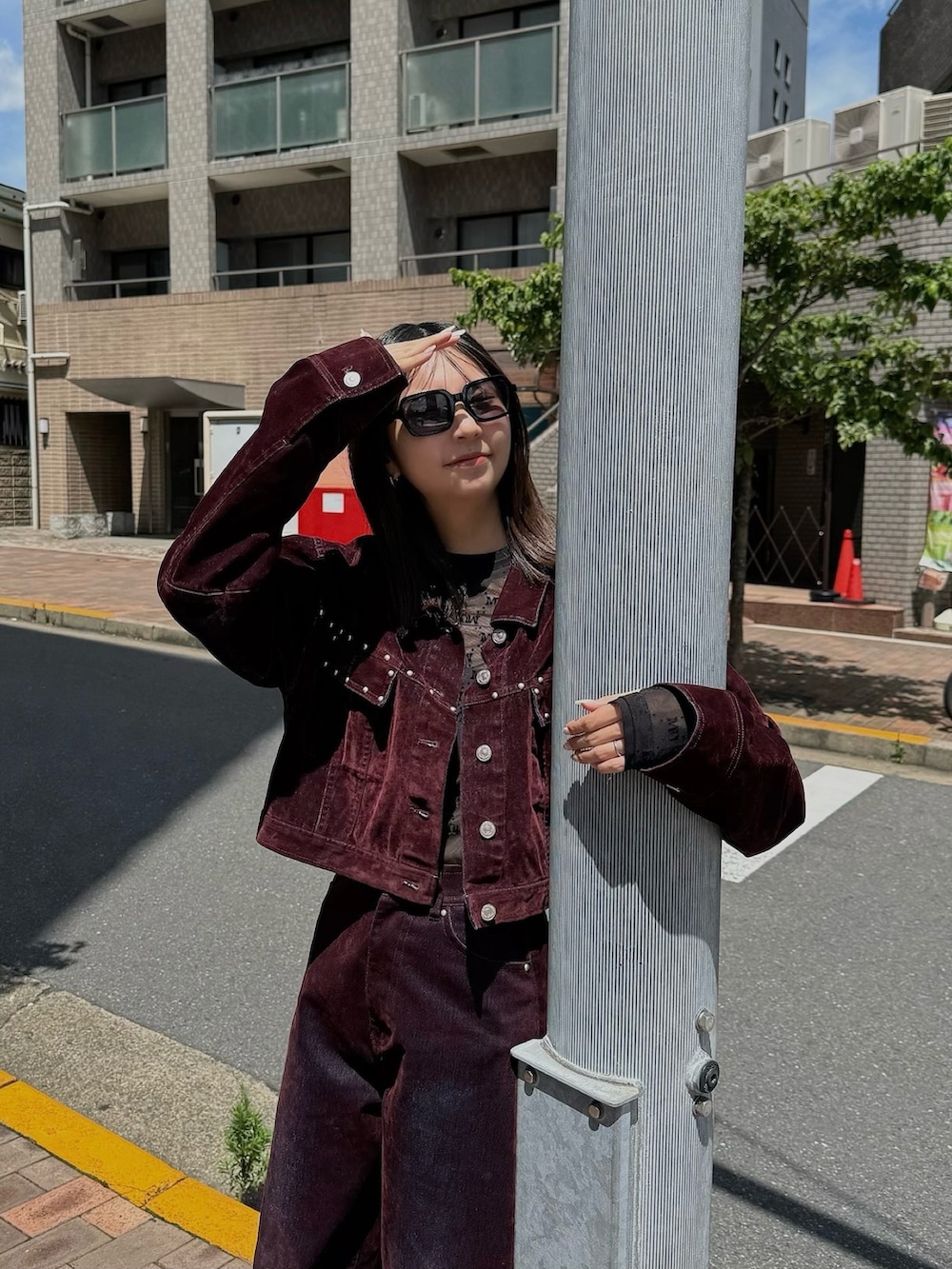 レッド系のデニムジャケット、レッド系のデニムパンツを着用したレディースの夏コーディネートの3枚目の写真