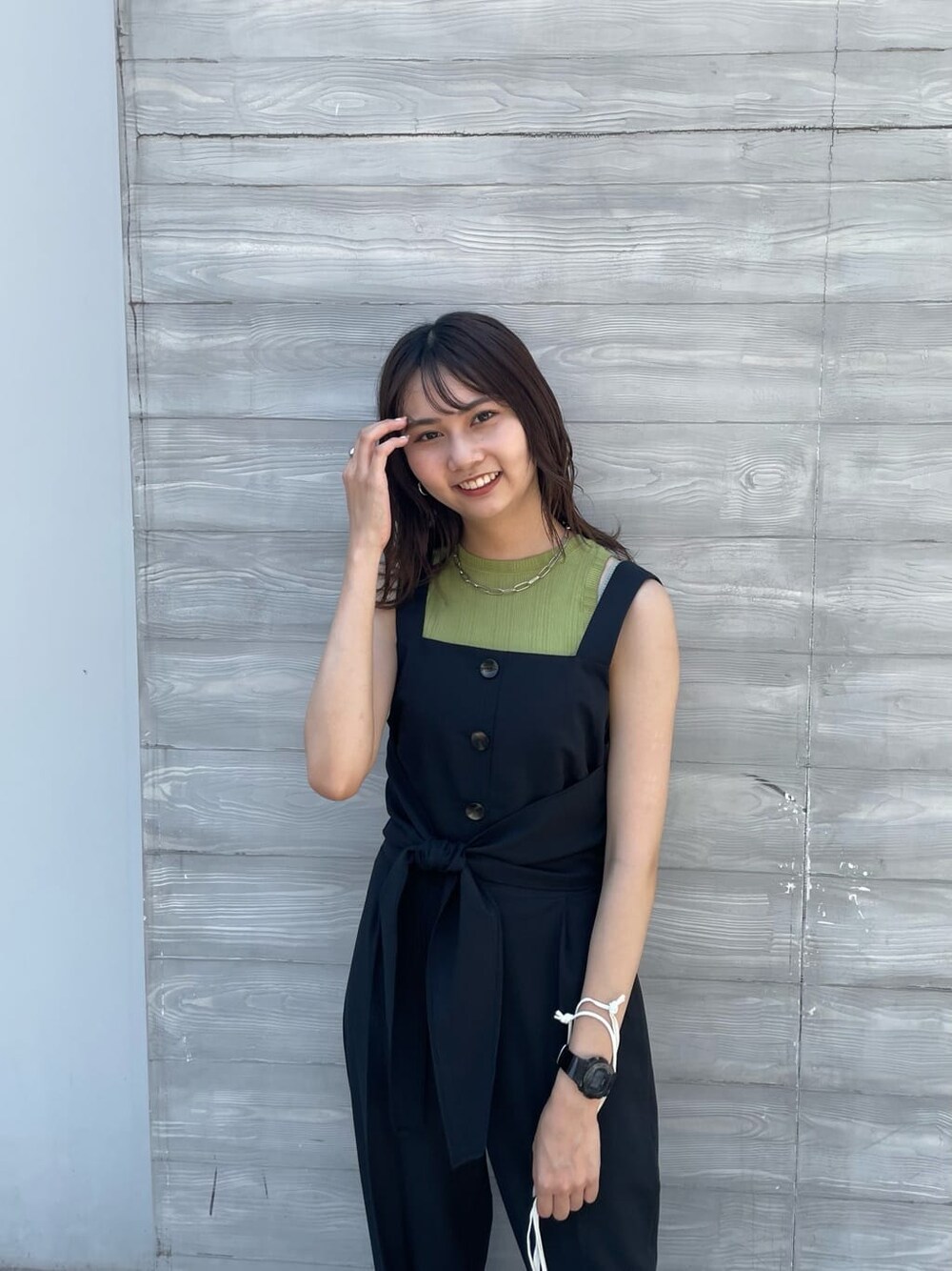 ホワイト系のハンドバッグ、ブラック系のつなぎ/オールインワン、ブラック系のサンダルを着用したレディースの夏コーディネートの3枚目の写真