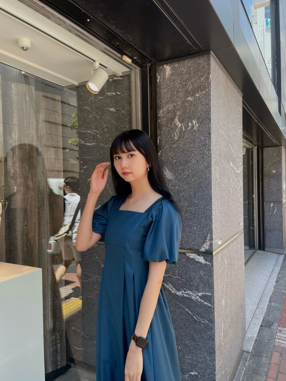 ブラック系のサンダル、ブルー系のワンピースを着用したレディースの夏コーディネートの2枚目の写真