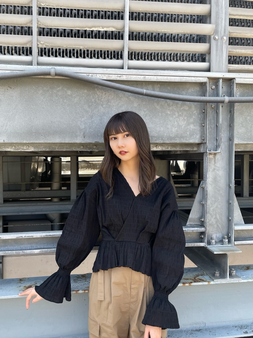 ブラック系のシャツ/ブラウス、ベージュ系のカーゴパンツ、ブラック系のサンダルを着用したレディースの春コーディネートの3枚目の写真