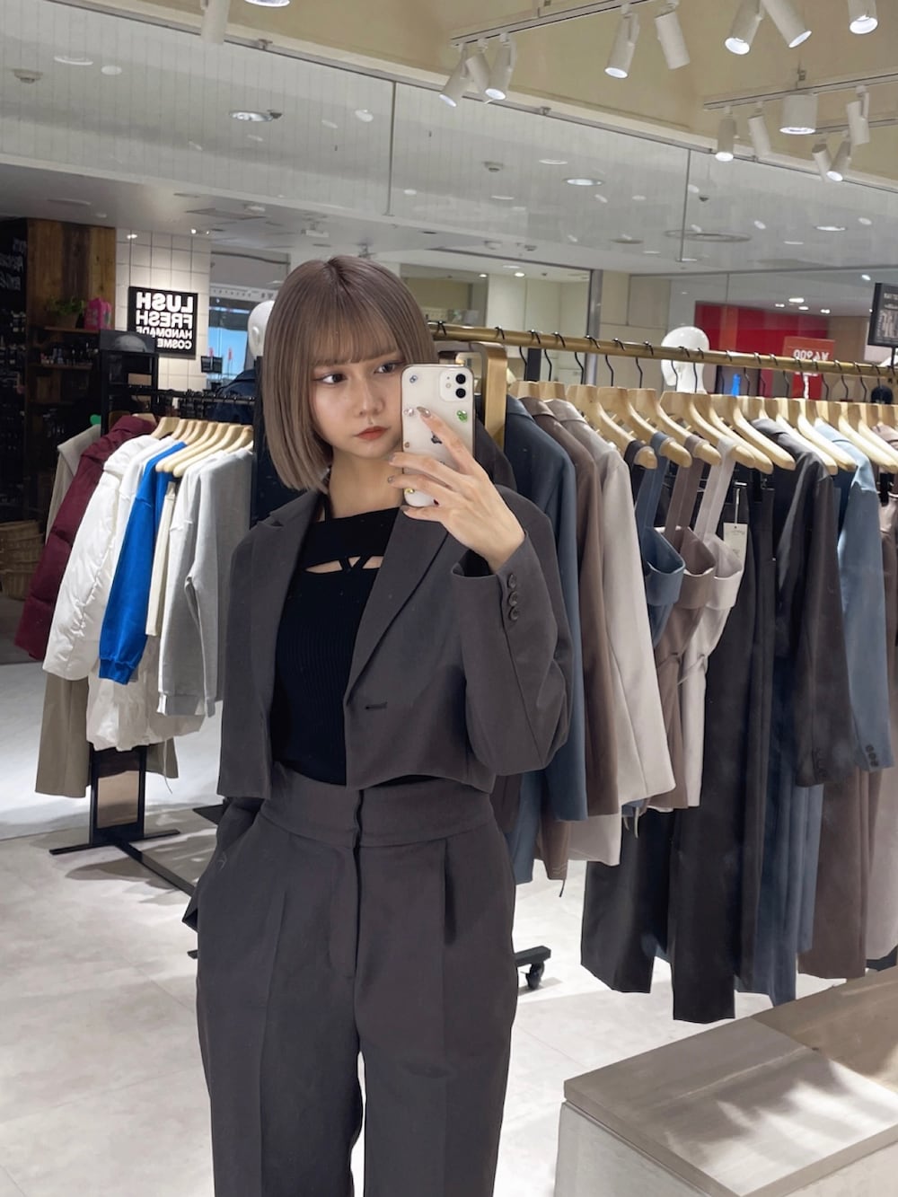 グレー系のテーラードジャケット、グレー系のその他パンツ、ブラック系のニット/セーターを着用したレディースの春コーディネートの2枚目の写真