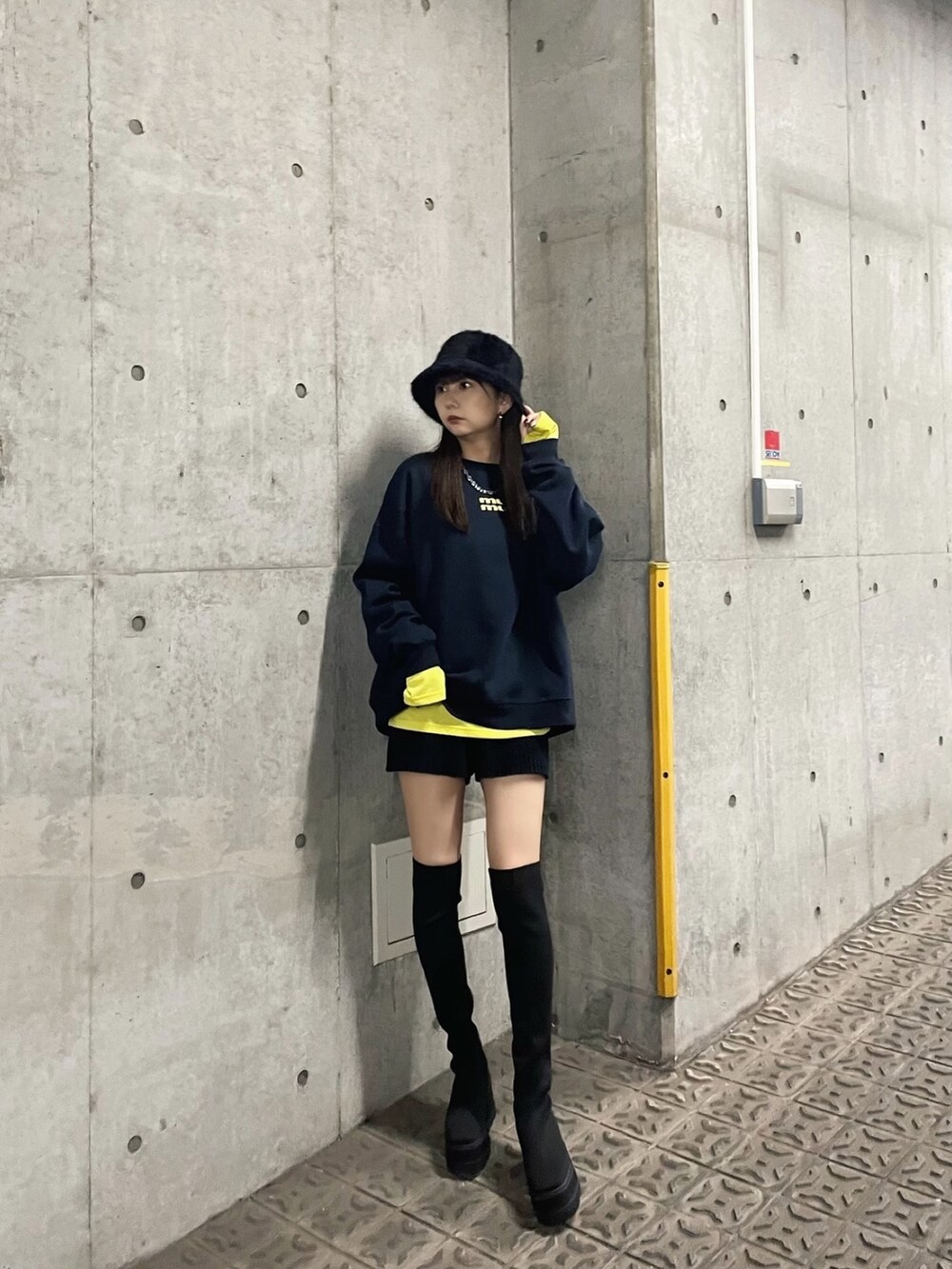 ブルー系のスウェット、イエロー系のTシャツ/カットソー、ブラック系のブーツを着用したレディースの秋コーディネートの2枚目の写真