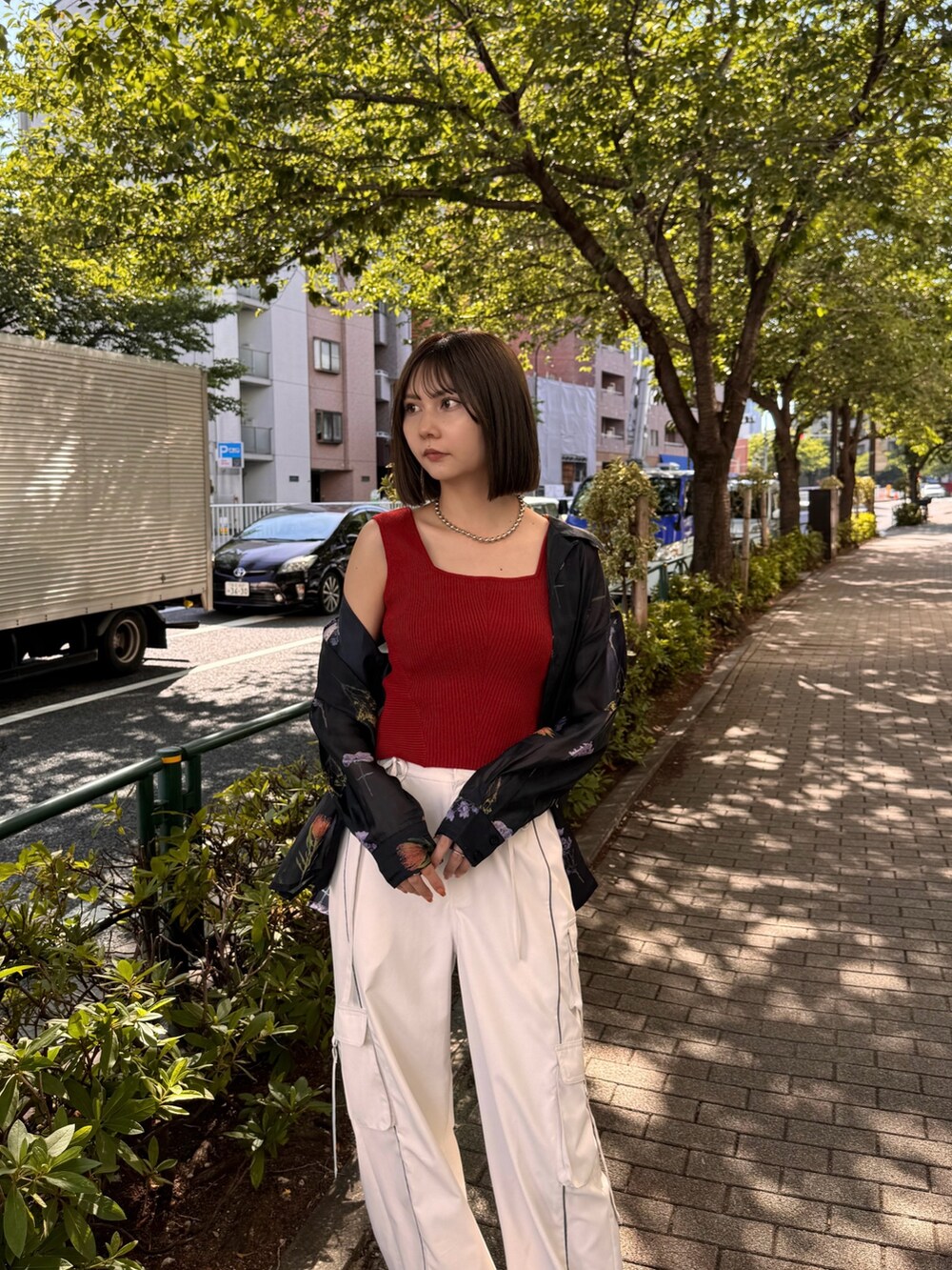 ブラック系のシャツ/ブラウス、レッド系のニット/セーター、ホワイト系のカーゴパンツを着用したレディースの夏コーディネートの4枚目の写真