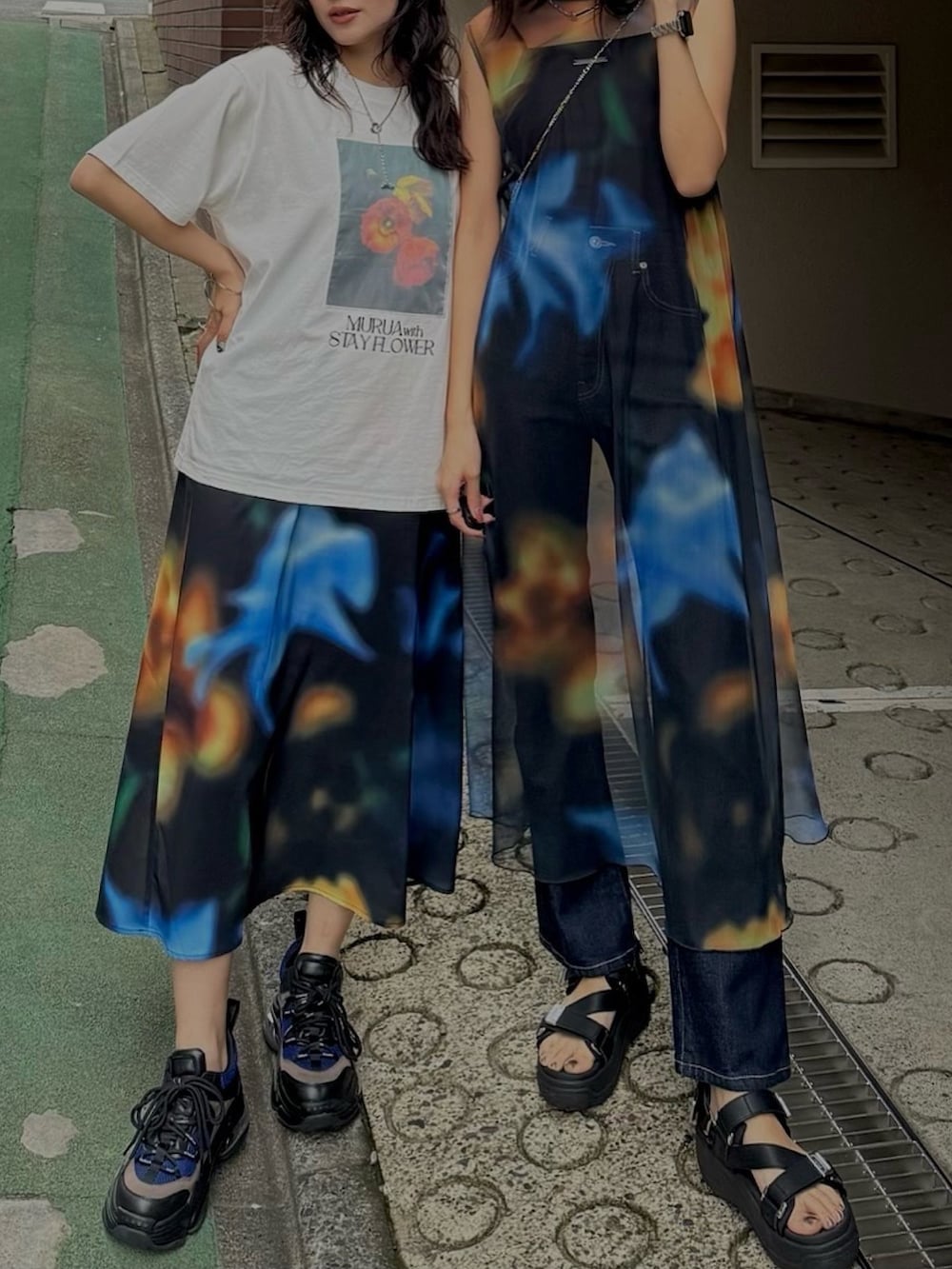 ホワイト系のTシャツ/カットソー、その他のスニーカー、ブラック系のサンダルを着用したレディースの春コーディネートの2枚目の写真