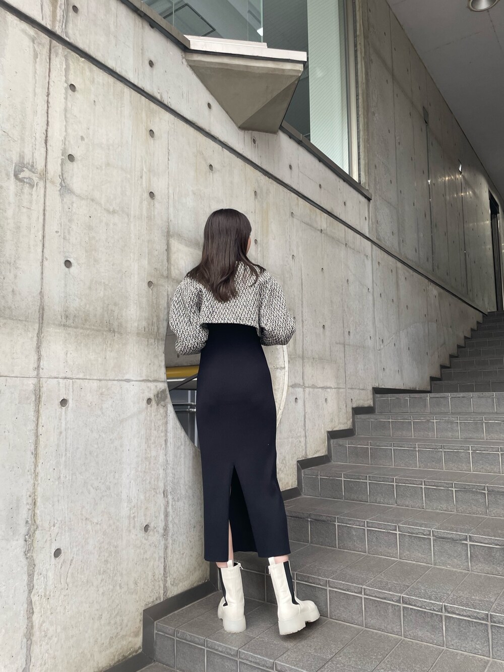 グリーン系のトレンチコートを着用したレディースの夏コーディネートの6枚目の写真