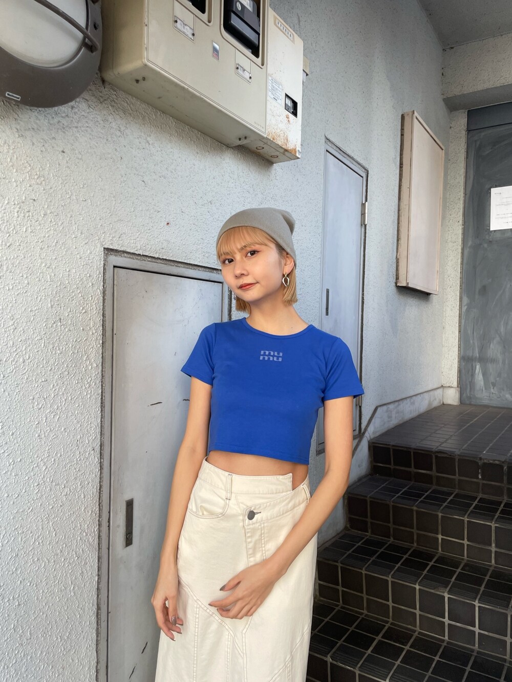 ホワイト系のデニムスカートを着用したレディースの冬コーディネートの2枚目の写真