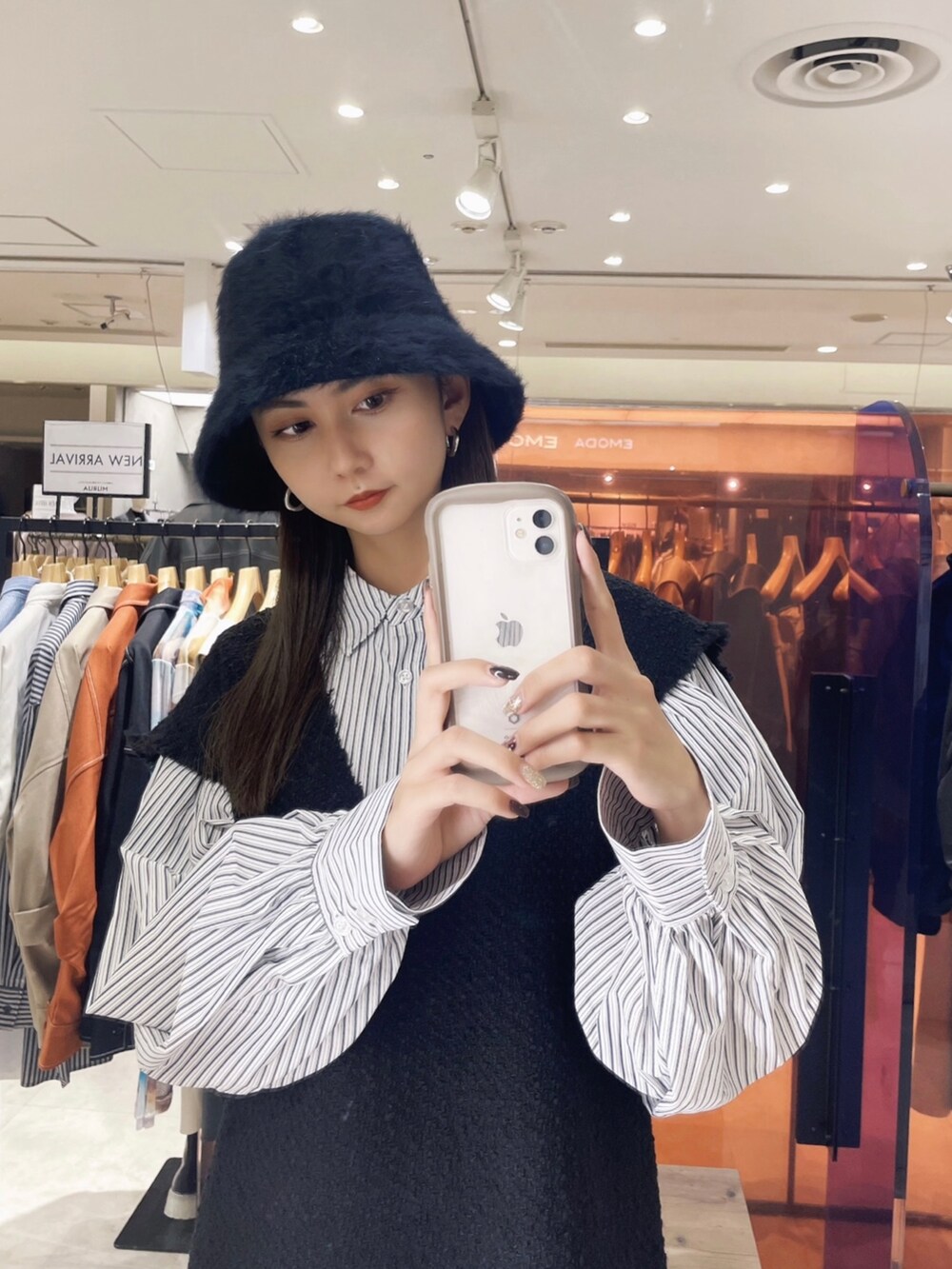 ブラック系のワンピース、ブラック系のブーツ、ブラック系のハットを着用したレディースの秋コーディネートの3枚目の写真