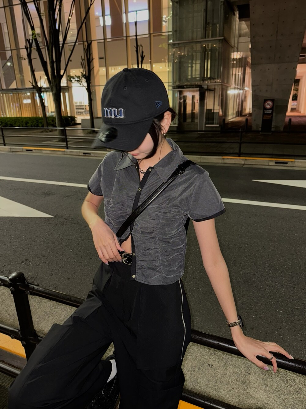 ブラック系のシャツ/ブラウス、ブラック系のスラックス、ブラック系のスニーカーを着用したレディースの春コーディネートの3枚目の写真