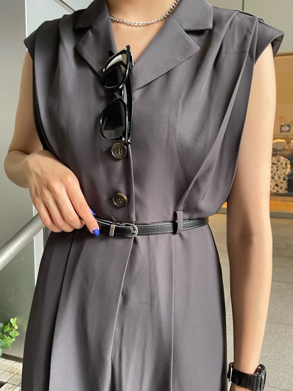 ブラック系のサンダル、グレー系のつなぎ/オールインワン、ブルー系のショルダーバッグを着用したレディースの夏コーディネートの4枚目の写真