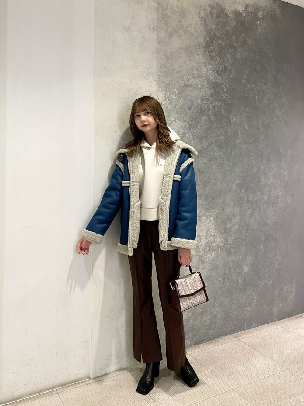 「murua_snap、今季トレンド、#ムルーア、fashion、ファッション小物、カジュアル、選抜１、#今日のコーデ、#murua_by_staff、#ファッション、murua」｜「MURUAのロゴショートパーカー（パーカー、ホワイト系）」を使った、桂束咲さん（レディース・170cm）の秋コーディネートの2枚目の写真