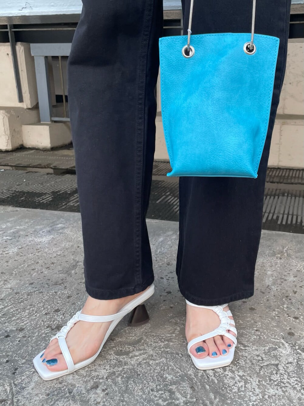 ブラウン系のキャミソール、ブラック系のデニムパンツ、ホワイト系のシャツ/ブラウスを着用したレディースの夏コーディネートの7枚目の写真