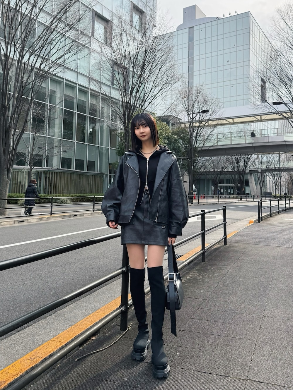 ブラック系のブルゾン、ブラック系のパーカー、ブラック系のブーツを着用したレディースの冬コーディネートの2枚目の写真