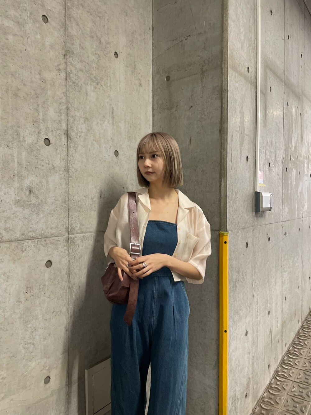 ブルー系のつなぎ/オールインワンを着用したレディースの冬コーディネートの2枚目の写真