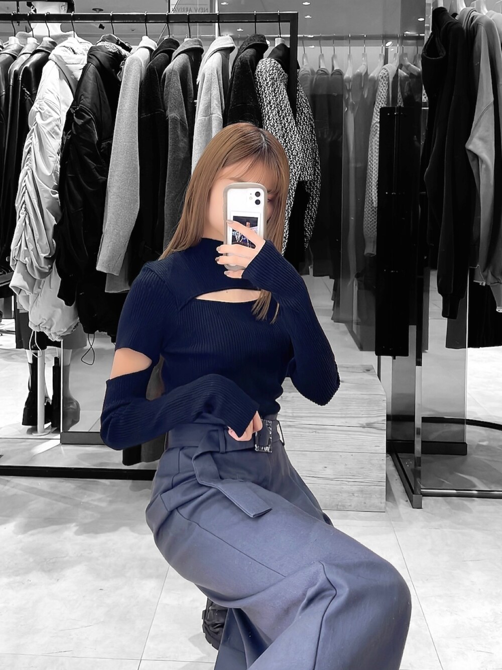 ブラック系のニット/セーター、グレー系のスラックス、ブラック系のブーツを着用したレディースの冬コーディネートの3枚目の写真