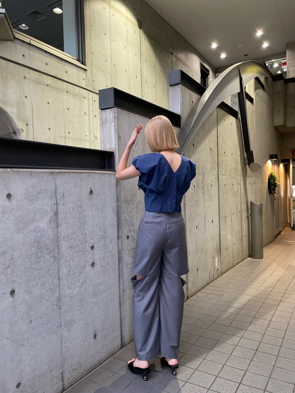 グレー系のその他パンツ、ブルー系のシャツ/ブラウスを着用したレディースの冬コーディネートの3枚目の写真