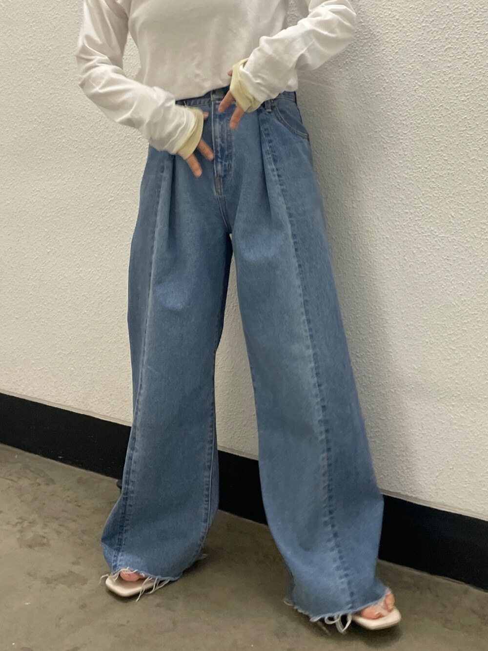 ブルー系のデニムパンツ、ホワイト系のTシャツ/カットソー、ホワイト系のサンダルを着用したレディースの春コーディネートの2枚目の写真