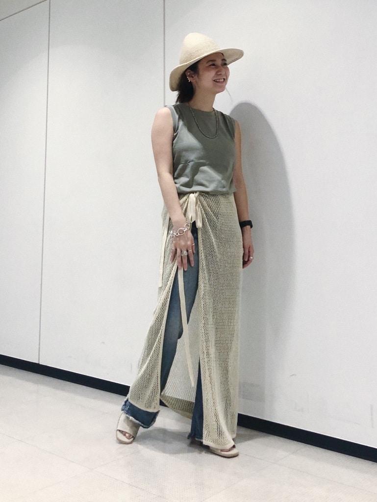 ベージュ系のタンクトップ、ベージュ系のスカート、ベージュ系のサンダルを着用したレディースの夏コーディネートの2枚目の写真