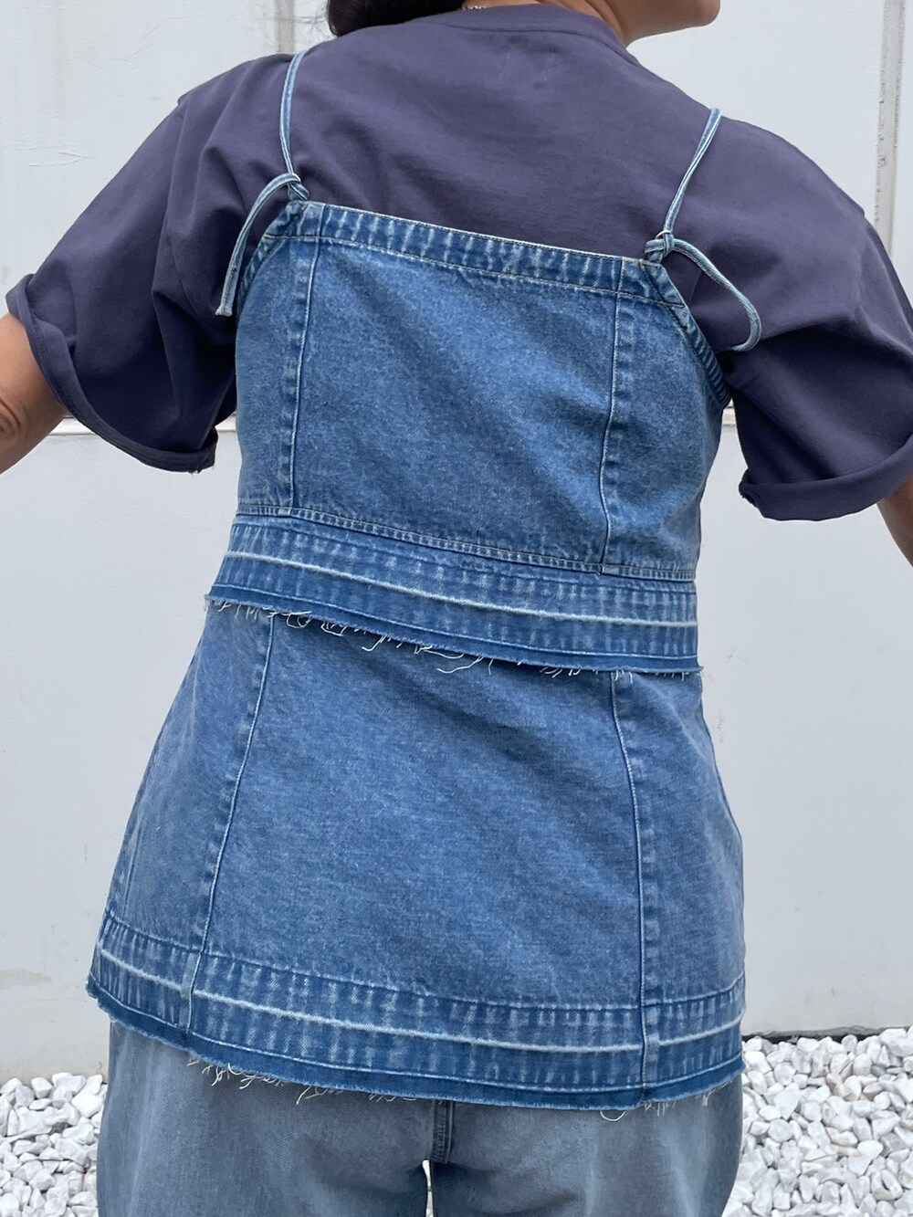 ブルー系のキャミソール、ブルー系のTシャツ/カットソー、ブルー系のデニムパンツを着用したレディースの冬コーディネートの3枚目の写真