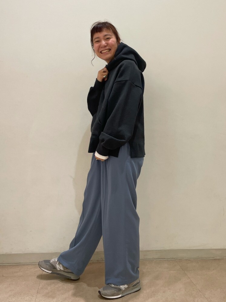 ブルー系のその他パンツ、グレー系のパーカーを着用したレディースの冬コーディネートの2枚目の写真